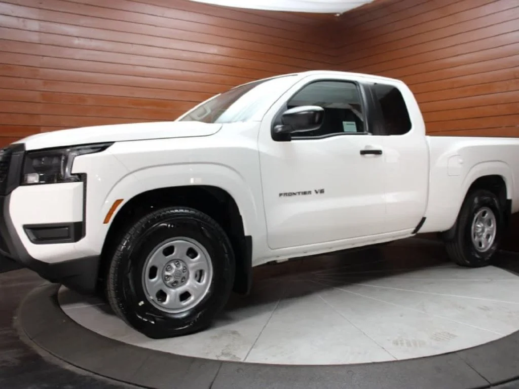 New 2027 Glacier White Nissan King Cab® S image 27