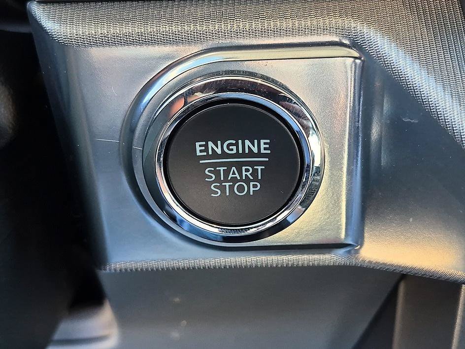 Used 2025 Blue Metallic Ford LARIAT image 27