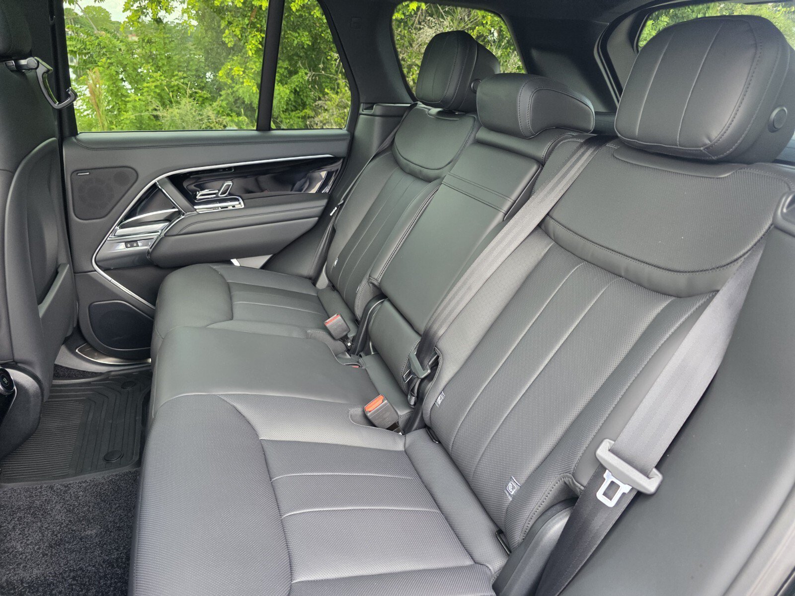 New 2027 Santorini Black Land Rover P550e SE image 14