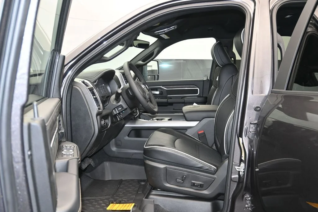 New 2026 Granite Crystal Metallic Clear-Coat Exterior Paint RAM Laramie image 13