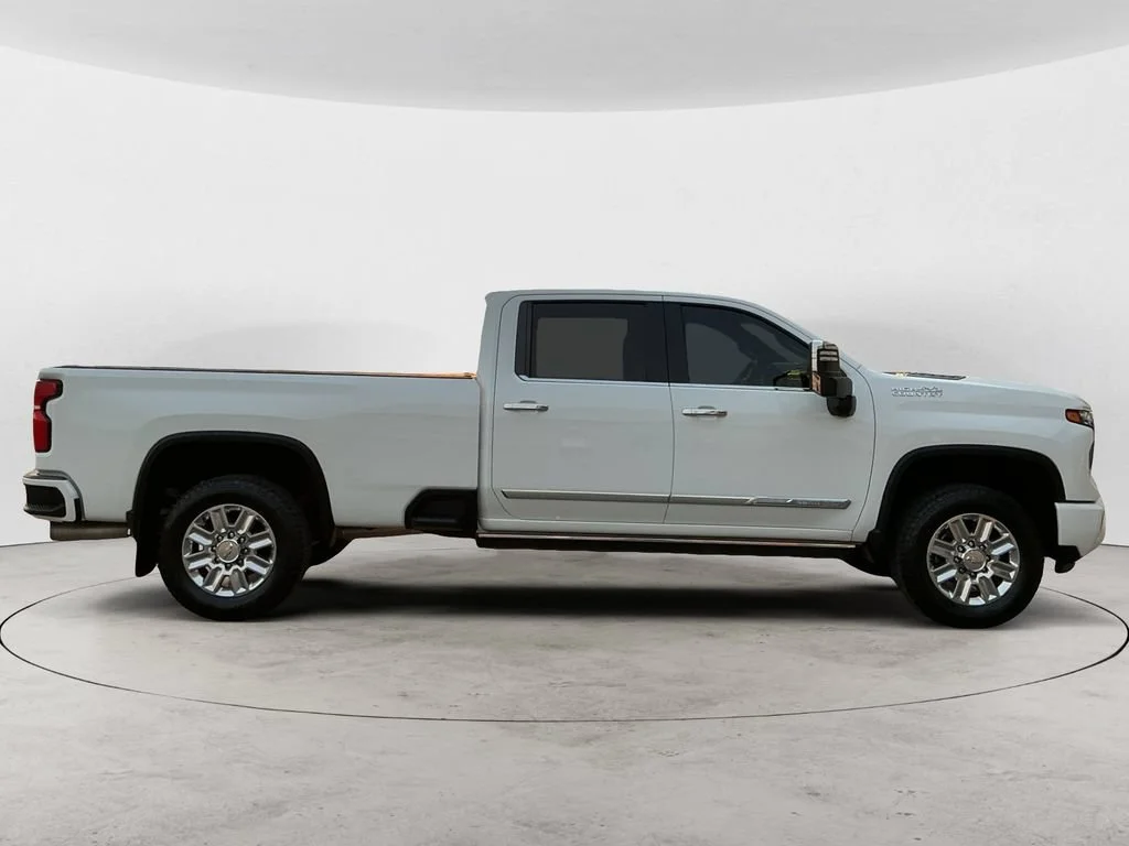 Used 2024 Summit White Chevrolet High Country image 4