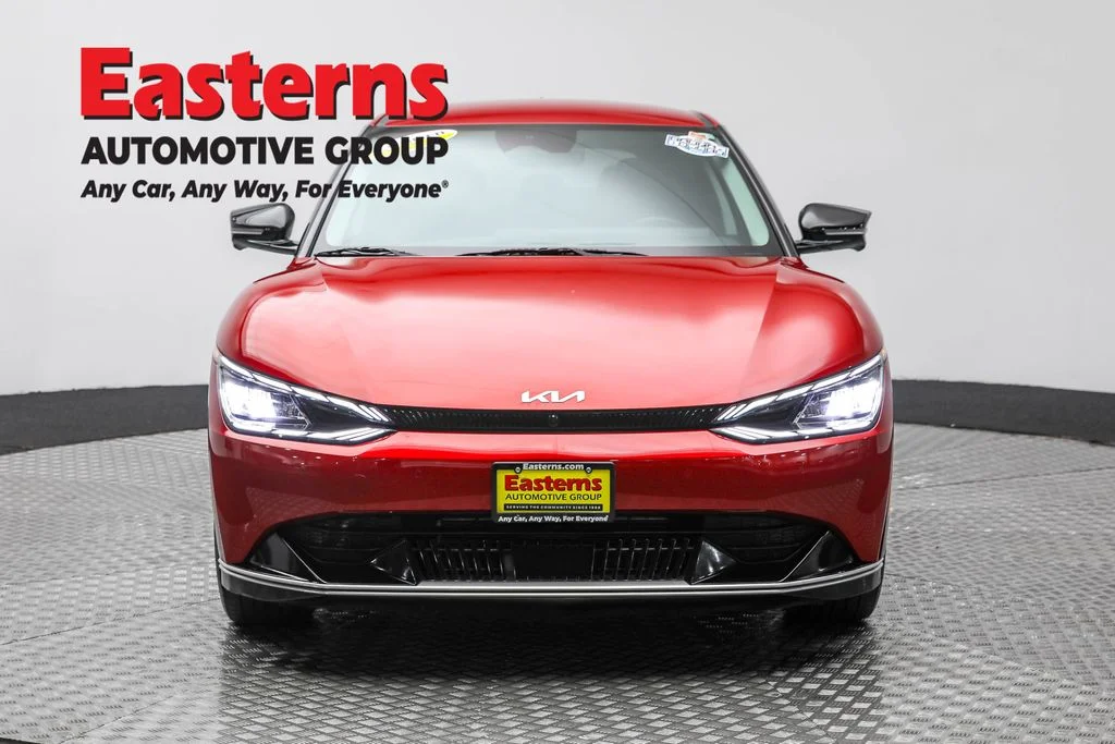 Used 2023 Red Kia Wind image 2