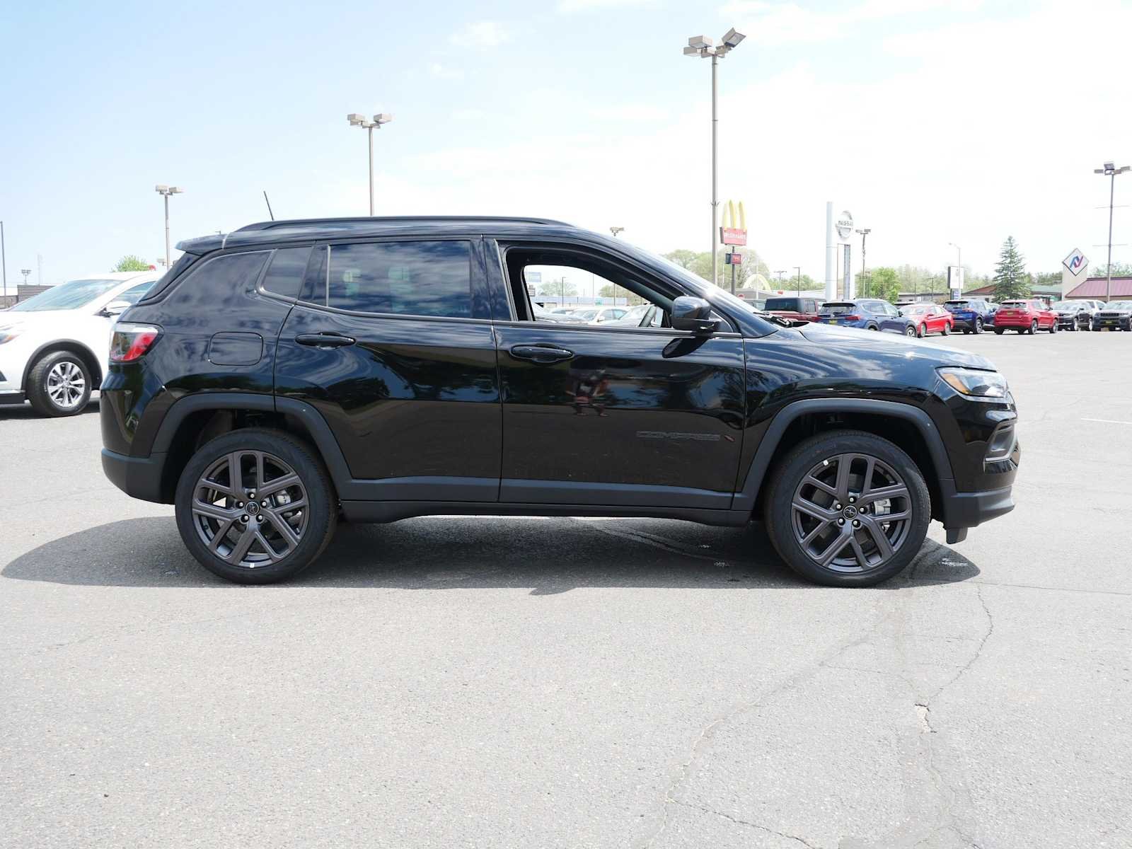 New 2026 Diamond Black Crystal Pearl-Coat Exterior Paint Jeep Latitude image 8