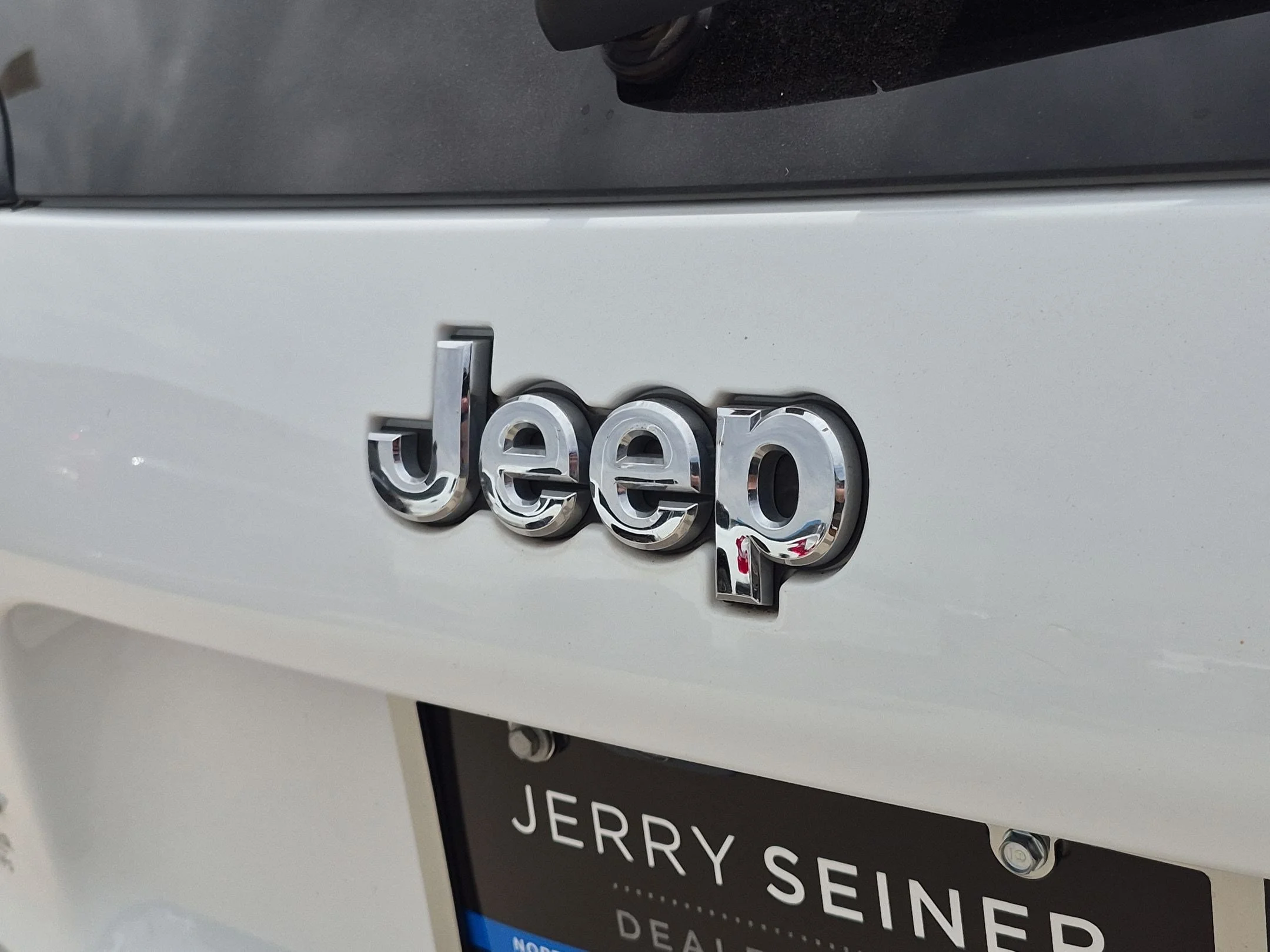 Used 2019 Bright White Clearcoat Jeep Latitude Plus image 13