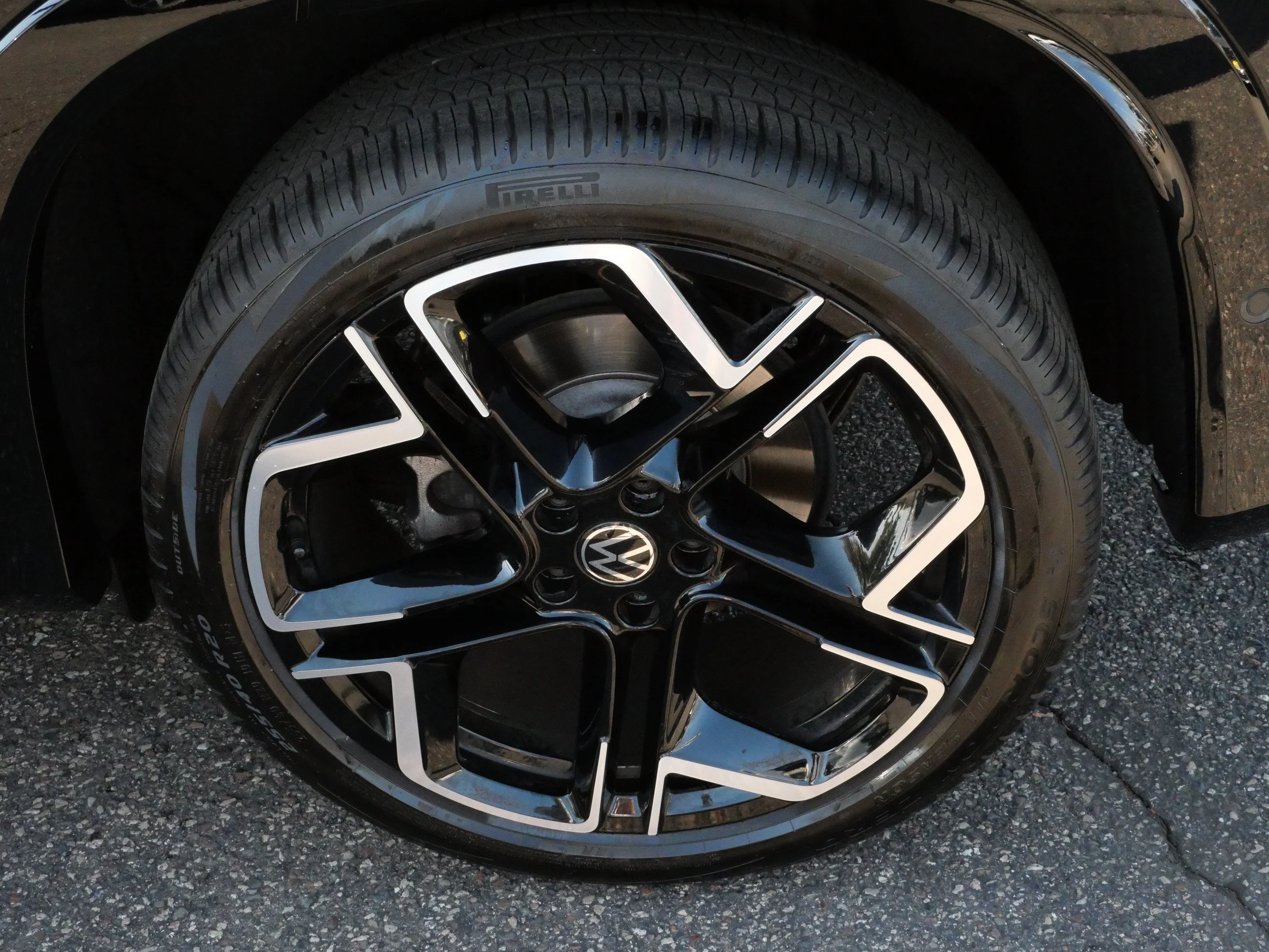 Used 2025 Deep Black Pearl Volkswagen SEL R-Line image 15