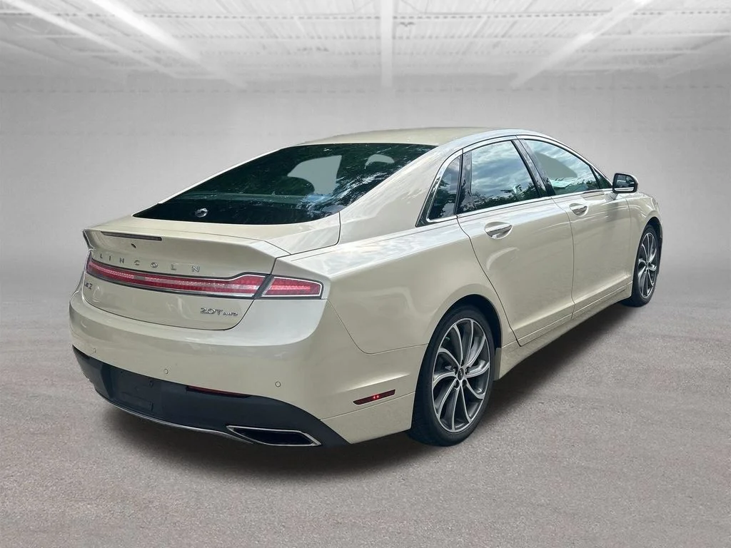 Used 2018  Lincoln Premiere image 5