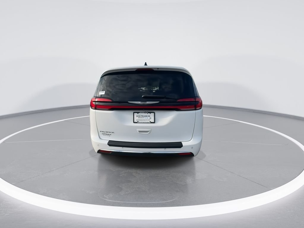 Used 2024 White Chrysler Touring L image 7