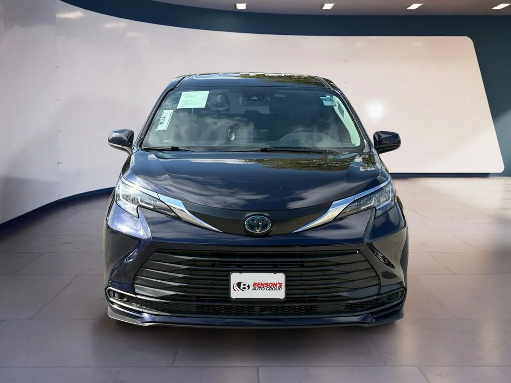 Used 2022  Toyota LE image 8