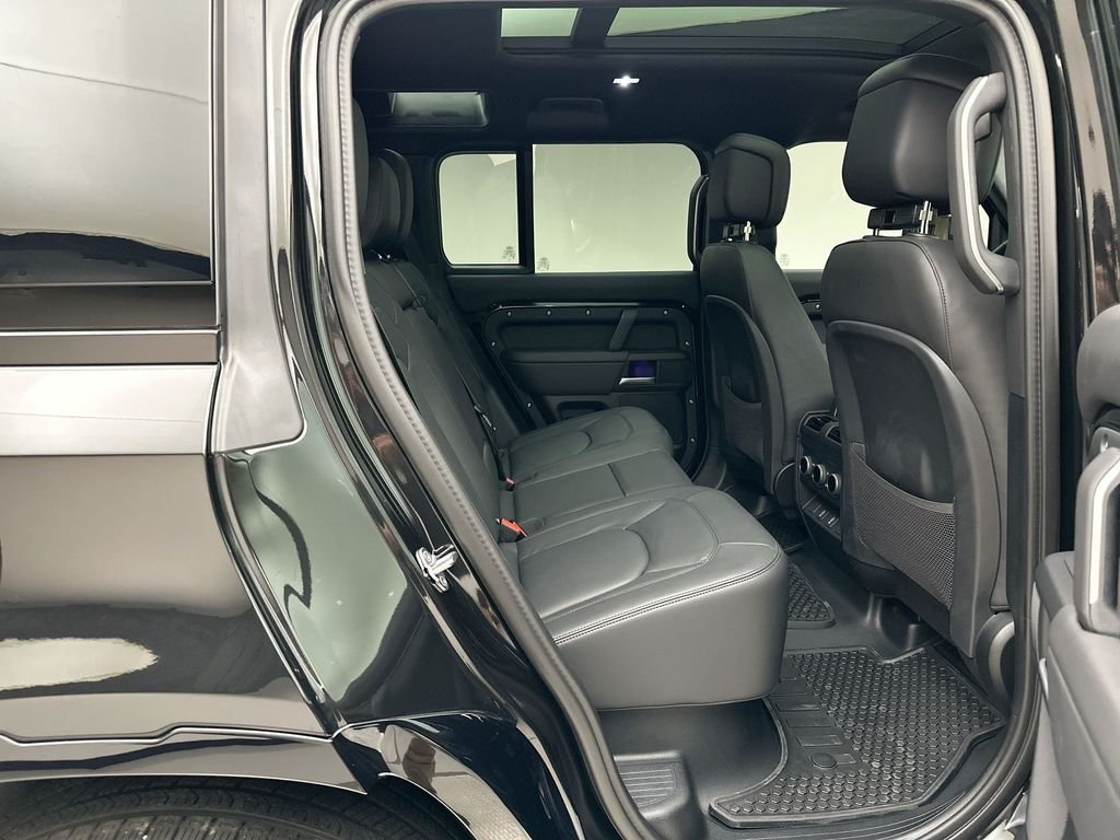 New 2026 Santorini Black Land Rover X-Dynamic SE image 7