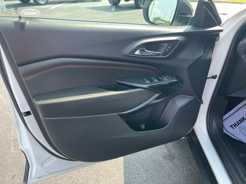 Used 2025 White Chevrolet 2RS image 12