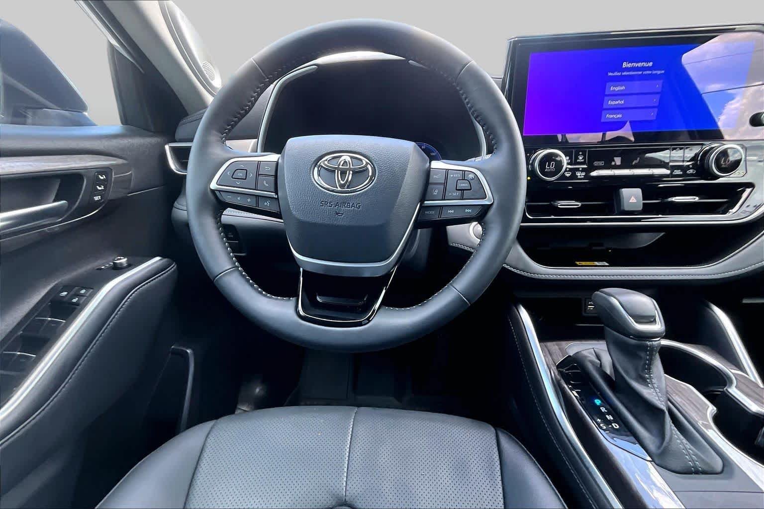 Used 2025 Wind Chill Pearl Toyota Hybrid Limited image 6