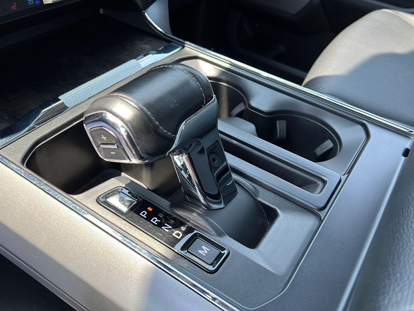 Used 2022 Star White Metallic Tri-Coat Ford LARIAT image 12