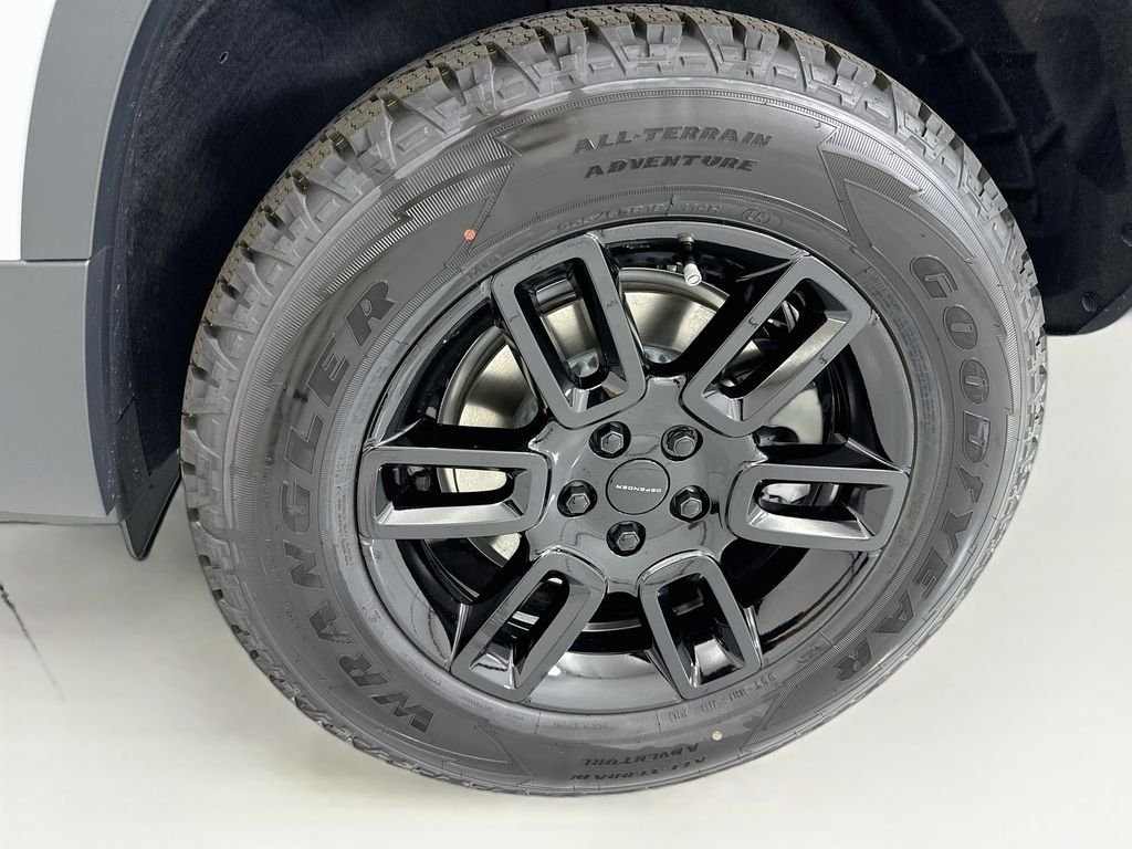Used 2026 Fuji White Land Rover S image 31