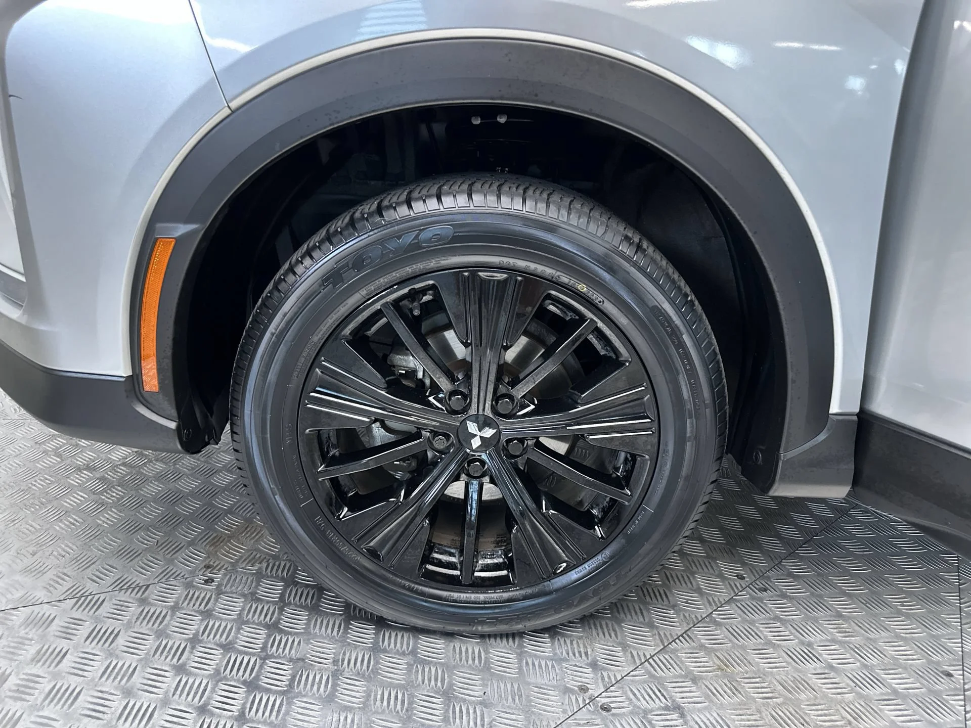 Used 2022 White Diamond Mitsubishi LE image 25