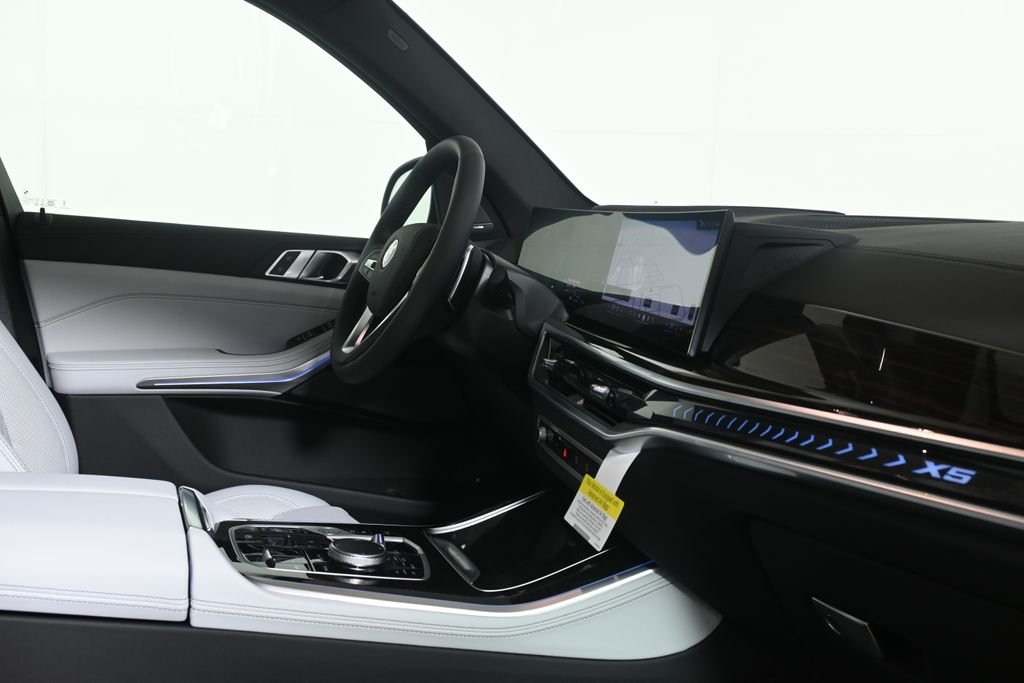 New 2026 Black Sapphire Metallic BMW xDrive50e image 31