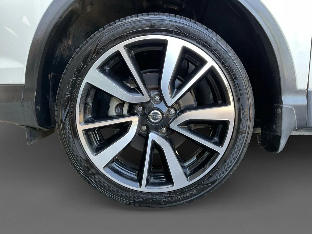 Used 2017 White Nissan SL image 15