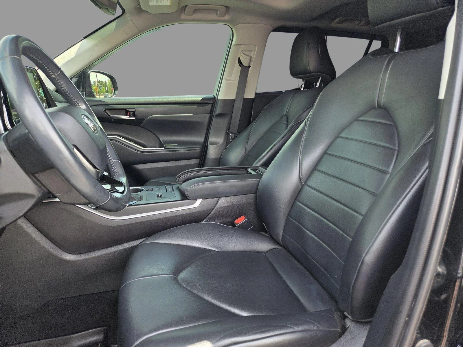 Used 2021 Midnight Black Metallic Toyota XLE image 16