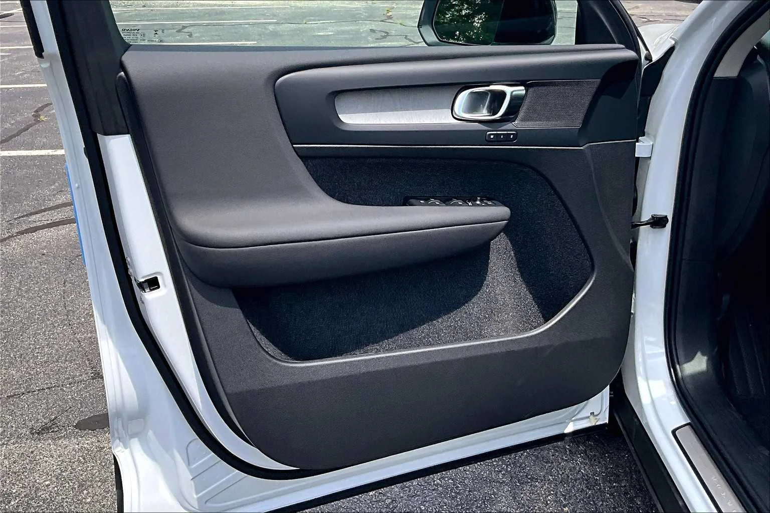 2026 Volvo XC40 Plus - Photo 11