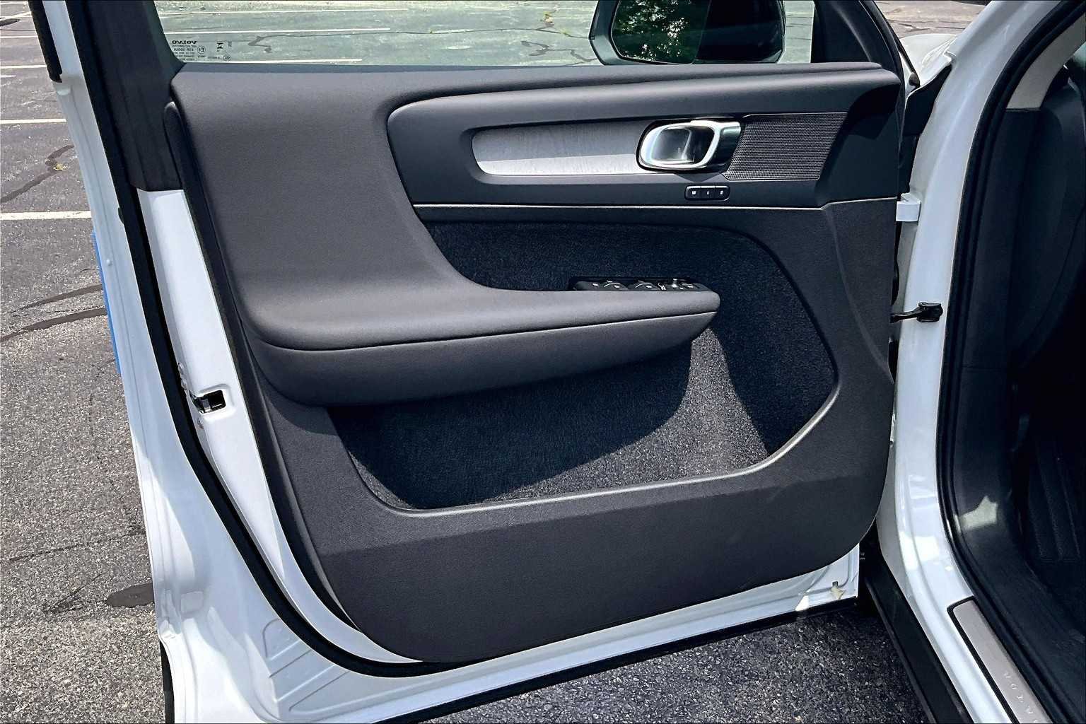 2026 Volvo XC40 Plus - Photo 11