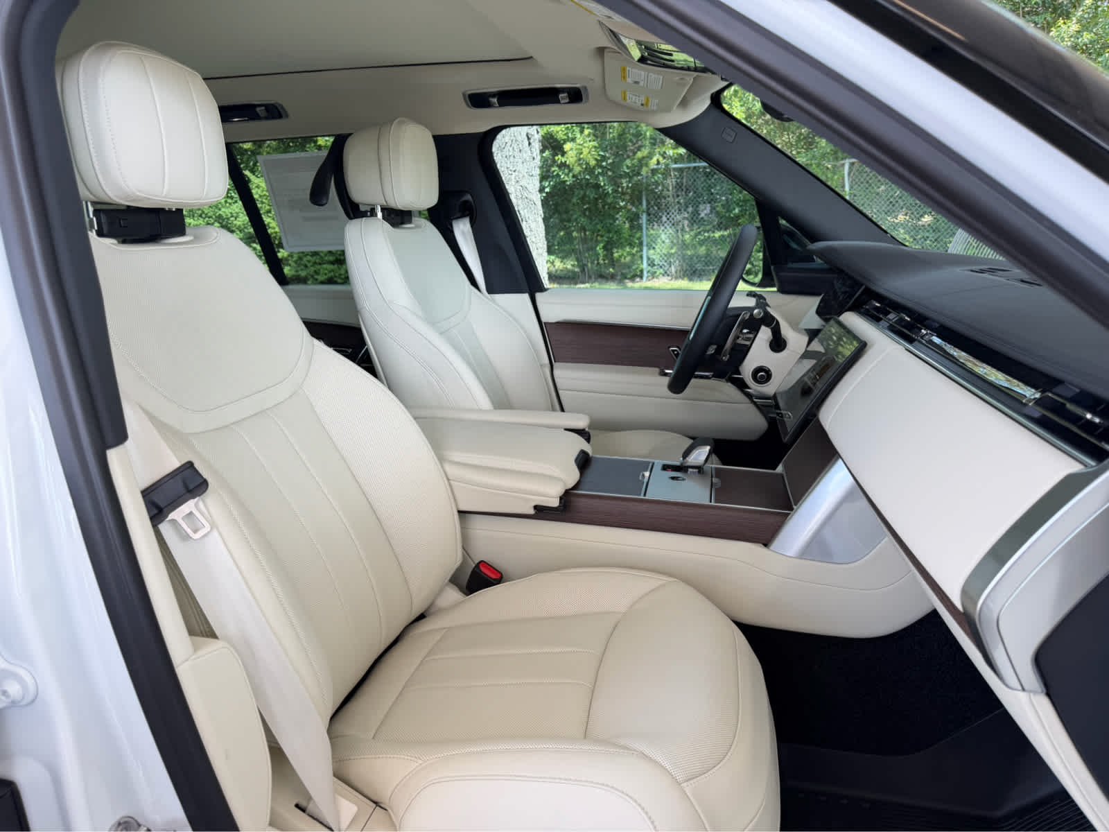 New 2026 Fuji White Land Rover SE image 12