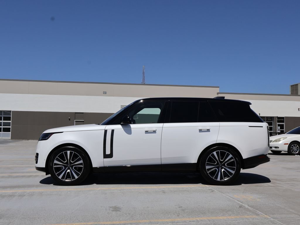 Used 2023 Ostuni Pearl White Land Rover SE image 4