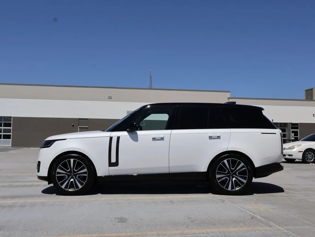 Used 2023 Ostuni Pearl White Land Rover SE image 4