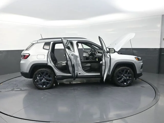 New 2026 Silver Zynith Metallic Clear-Coat Exterior Paint Jeep  image 40