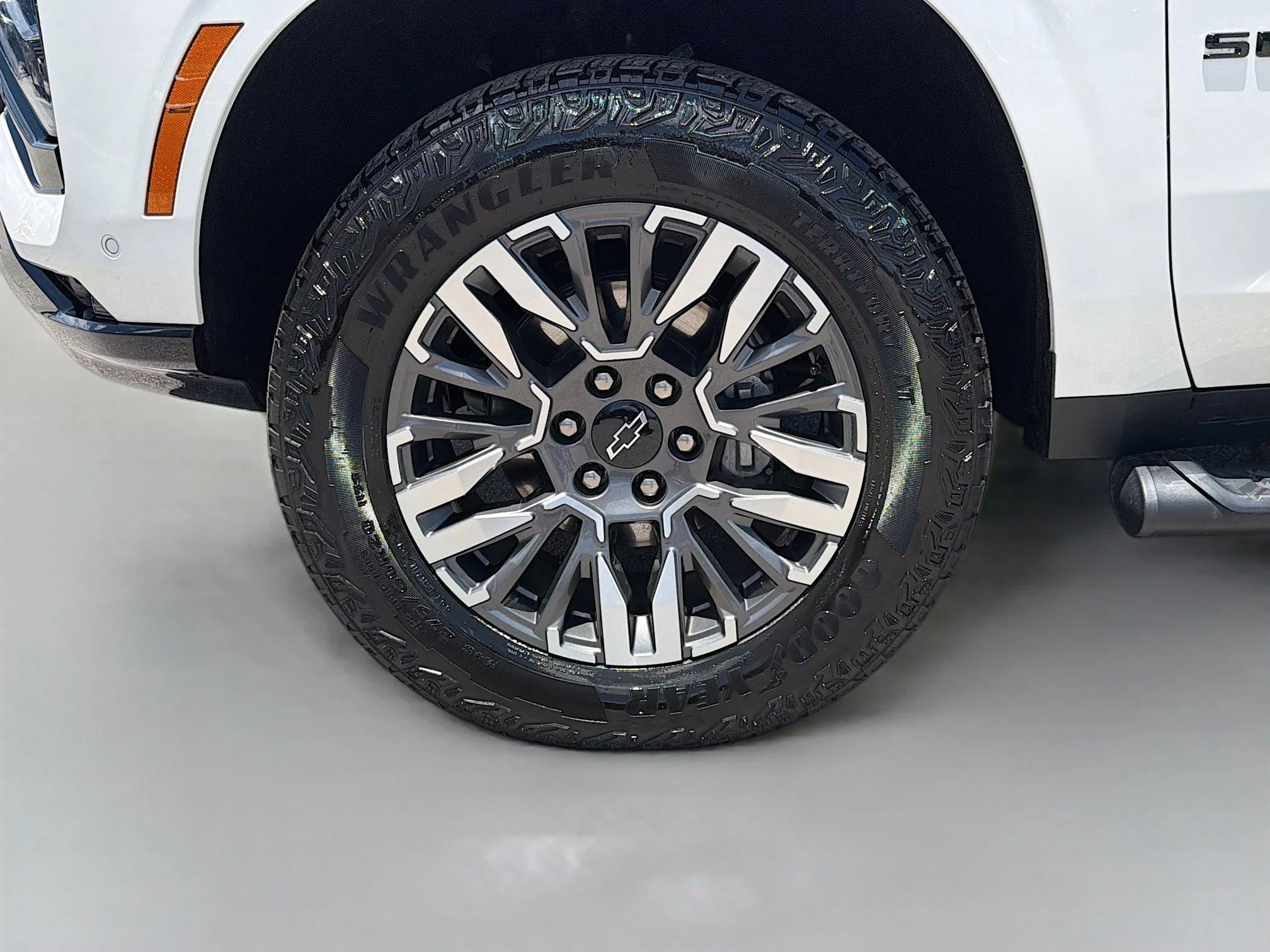 Used 2025 Iridescent Pearl Tricoat Chevrolet Z71 image 41