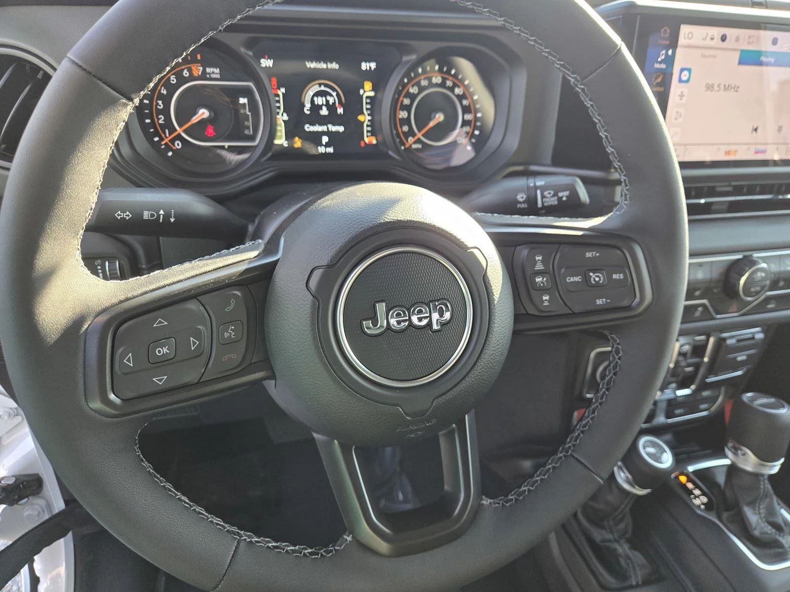 New 2026 Bright White Clear-Coat Exterior Paint Jeep Mojave image 23