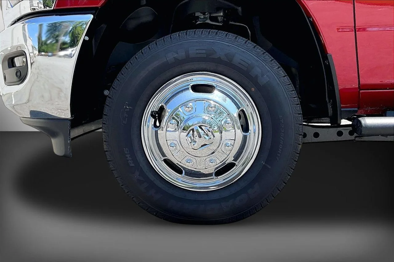 New 2026 Molten Red Pearl-Coat Exterior Paint RAM Tradesman image 31