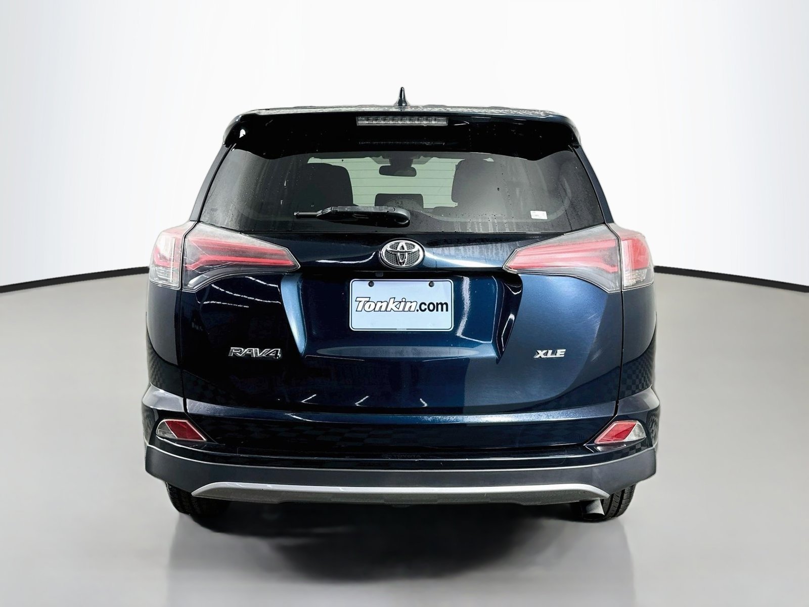 Used 2018 Galactic Aqua Mica Toyota XLE image 6