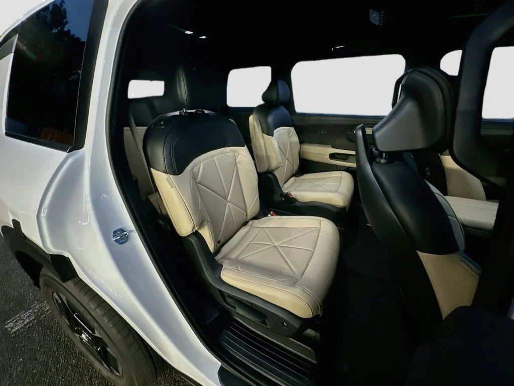 New 2027 Glacial White Pearl Kia EX image 29