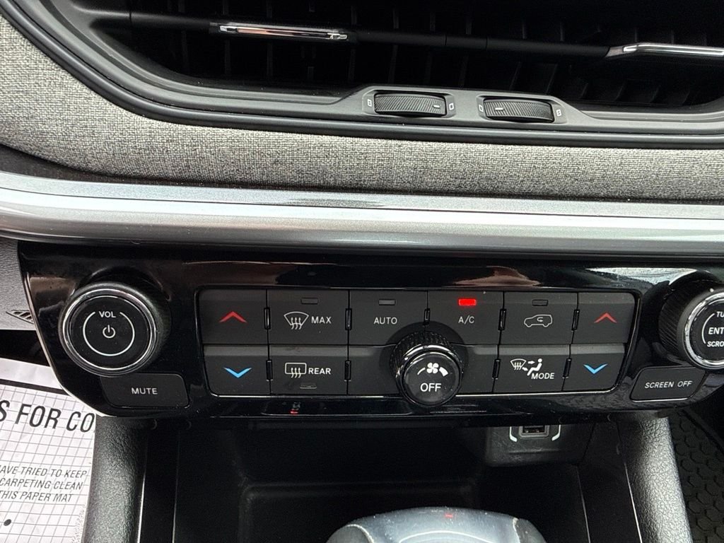 Used 2022 Silver Jeep Latitude image 30
