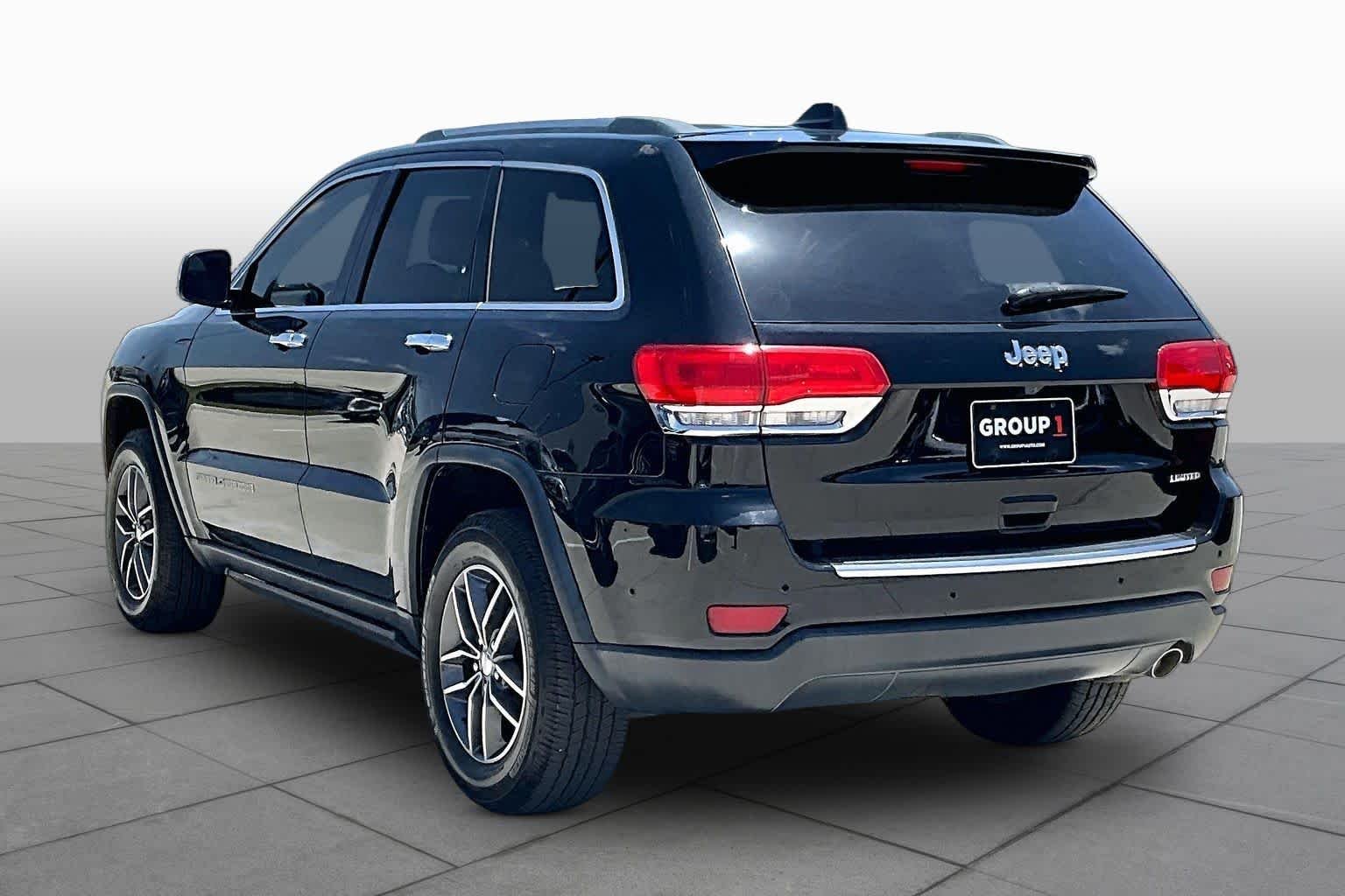 Used 2017 Diamond Black Crystal Pearlcoat Jeep Limited image 11
