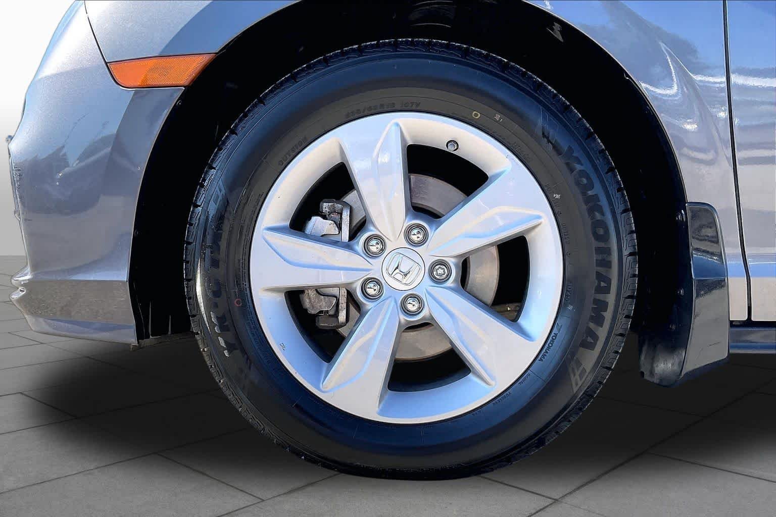 Used 2018 PACIFIC PEWTER METALLIC Honda EX-L image 11