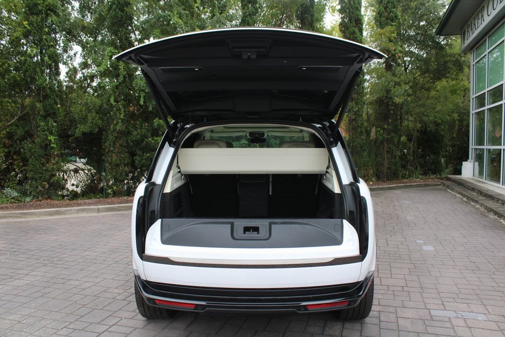 Used 2024 White Land Rover SV image 9