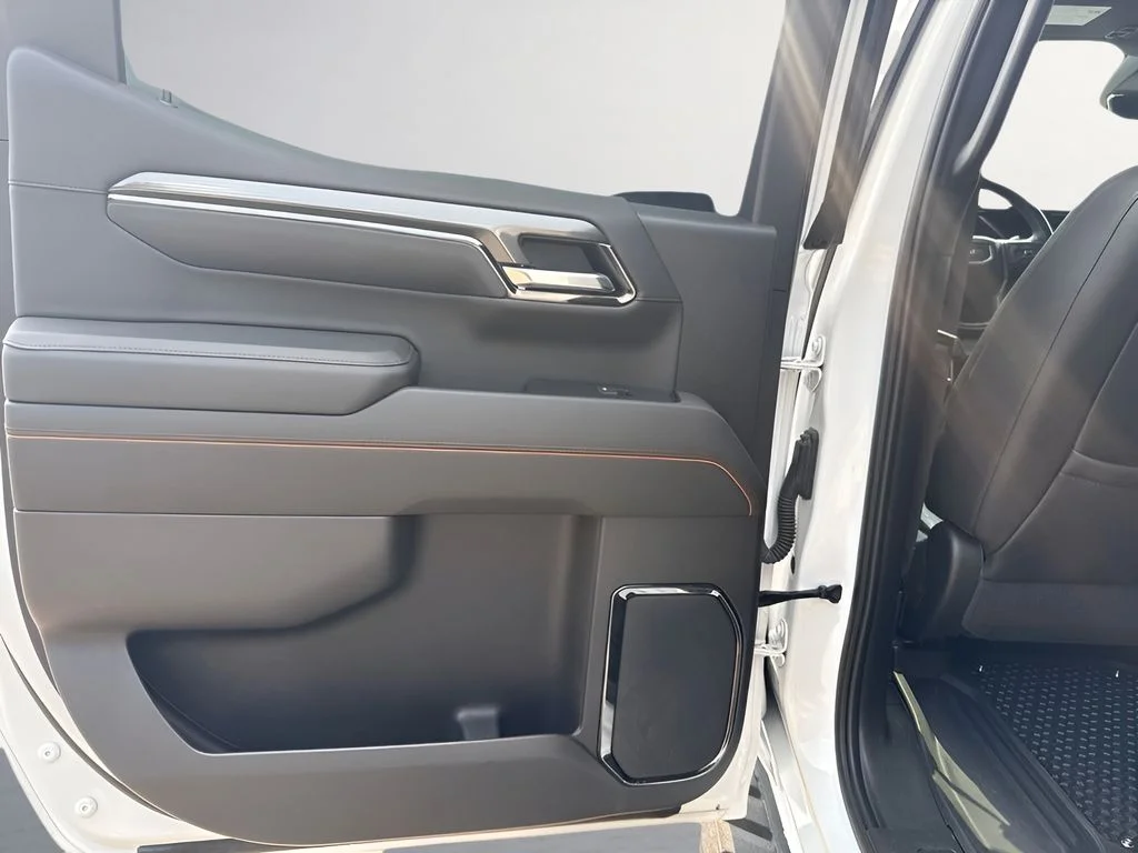 Used 2022 White GMC AT4 image 29
