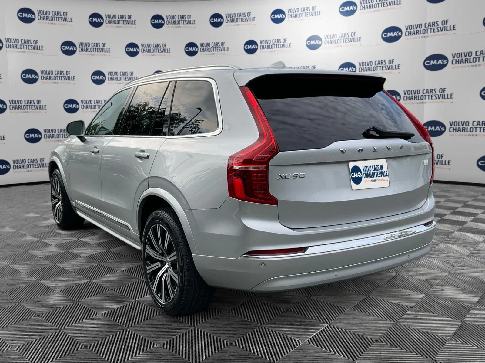 Used 2022 Bright Silver Metallic Volvo Inscription image 3
