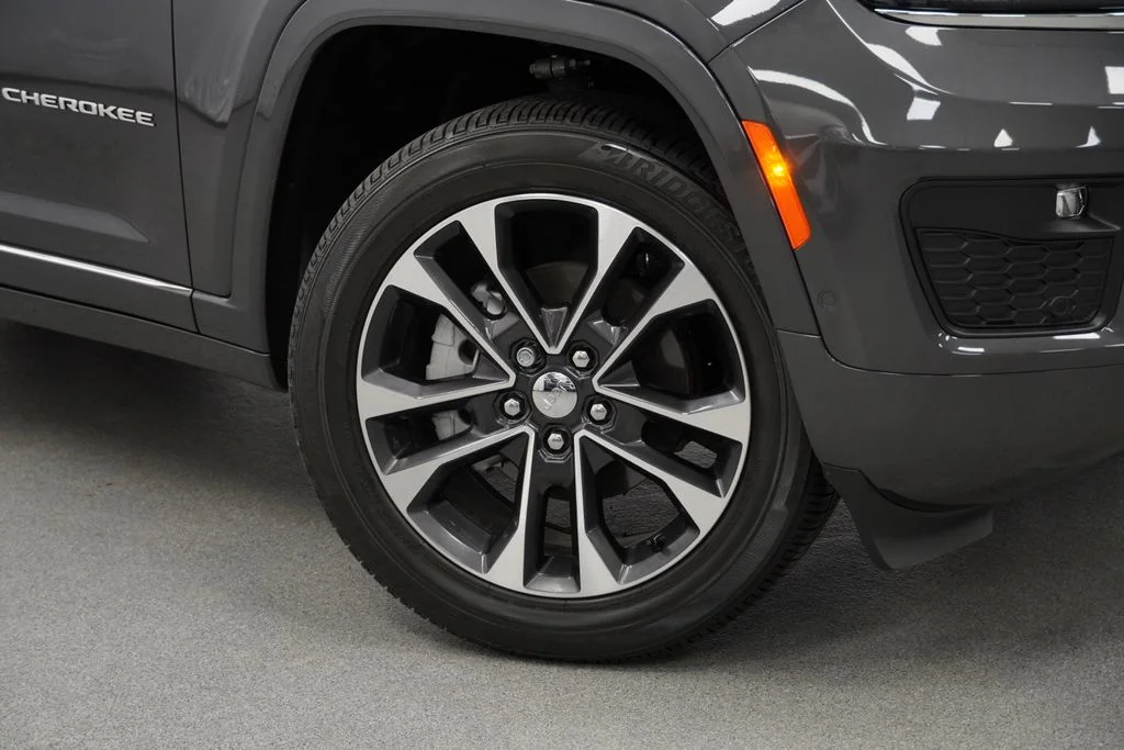 Used 2025 Gray Jeep Overland image 4