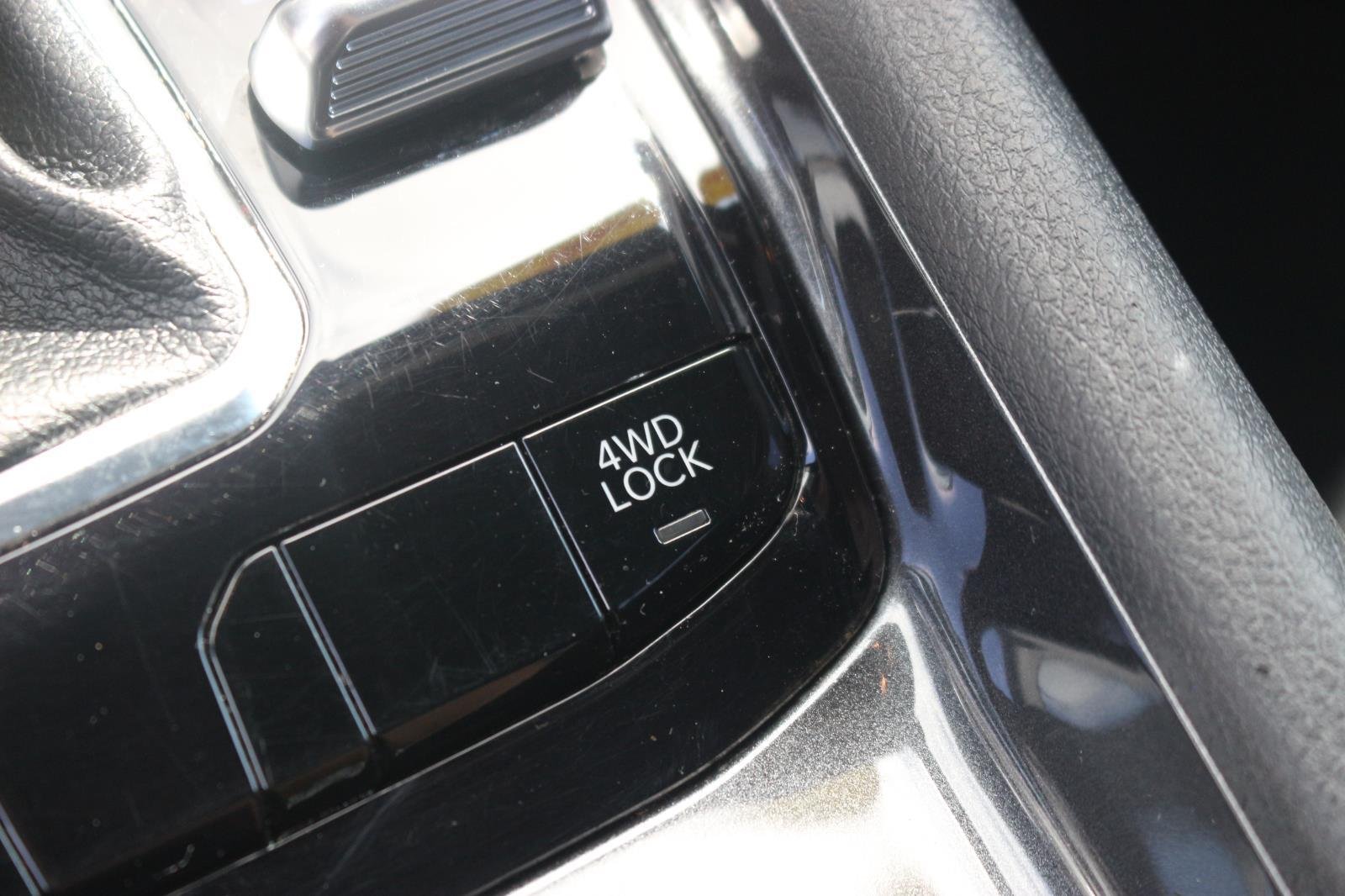 Used 2024 White Jeep Latitude image 28