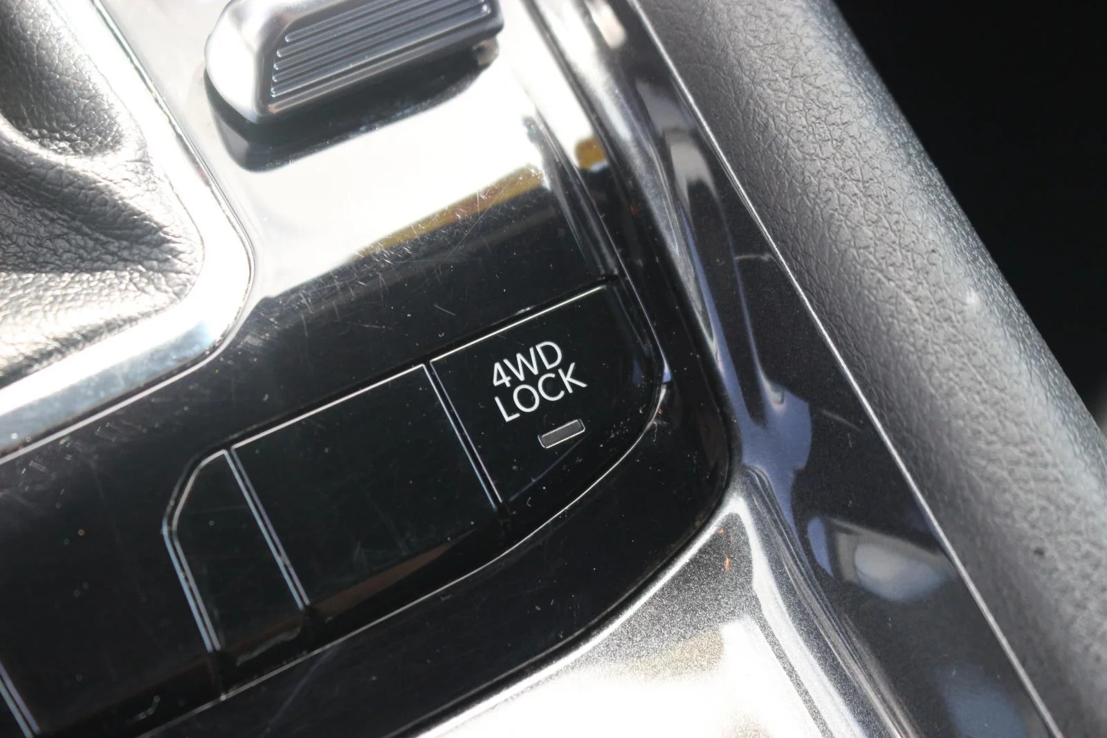 Used 2024 White Jeep Latitude image 28