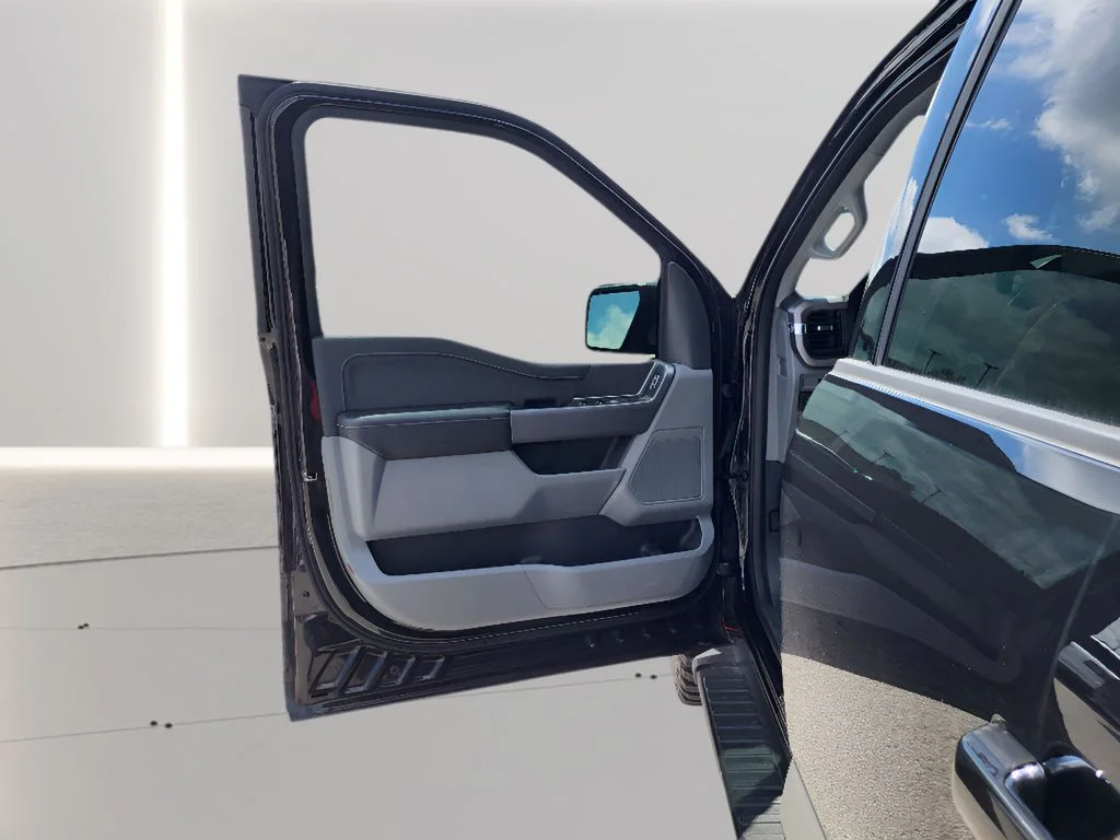 Used 2025 AGATE BLACK METALLIC Ford XLT image 19