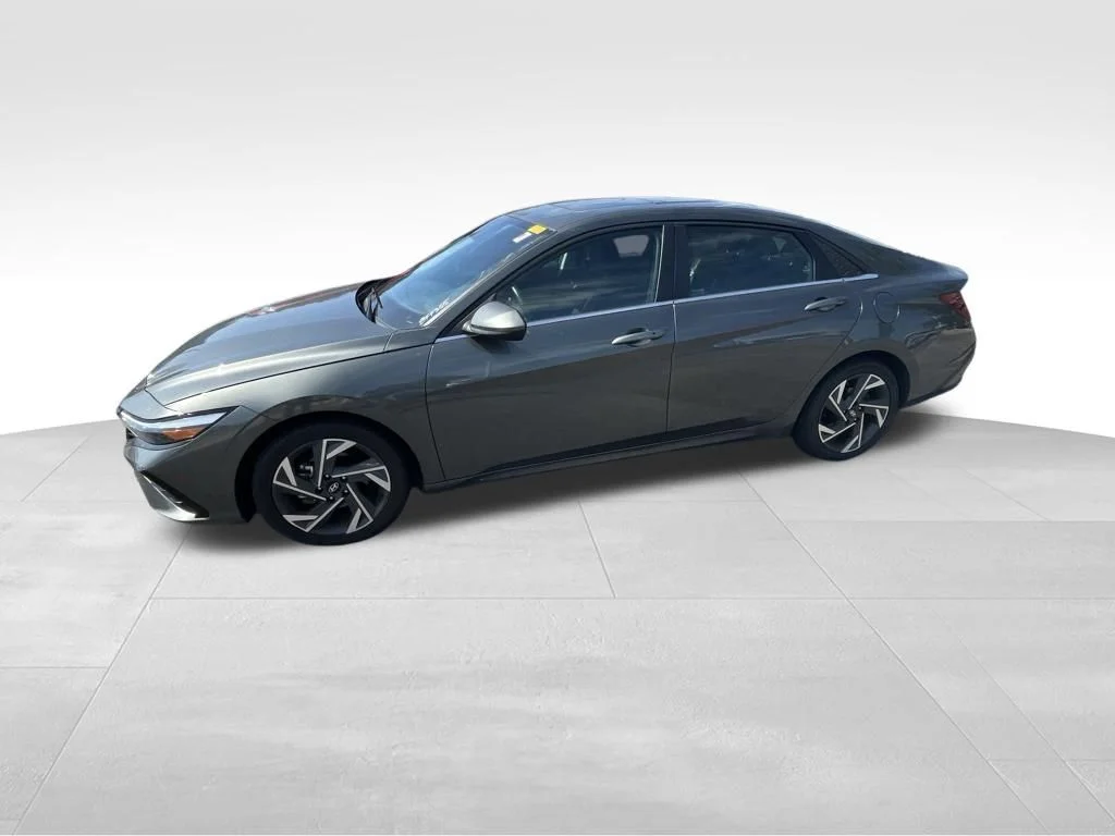 Used 2025 Gray Hyundai SEL Convenience image 4
