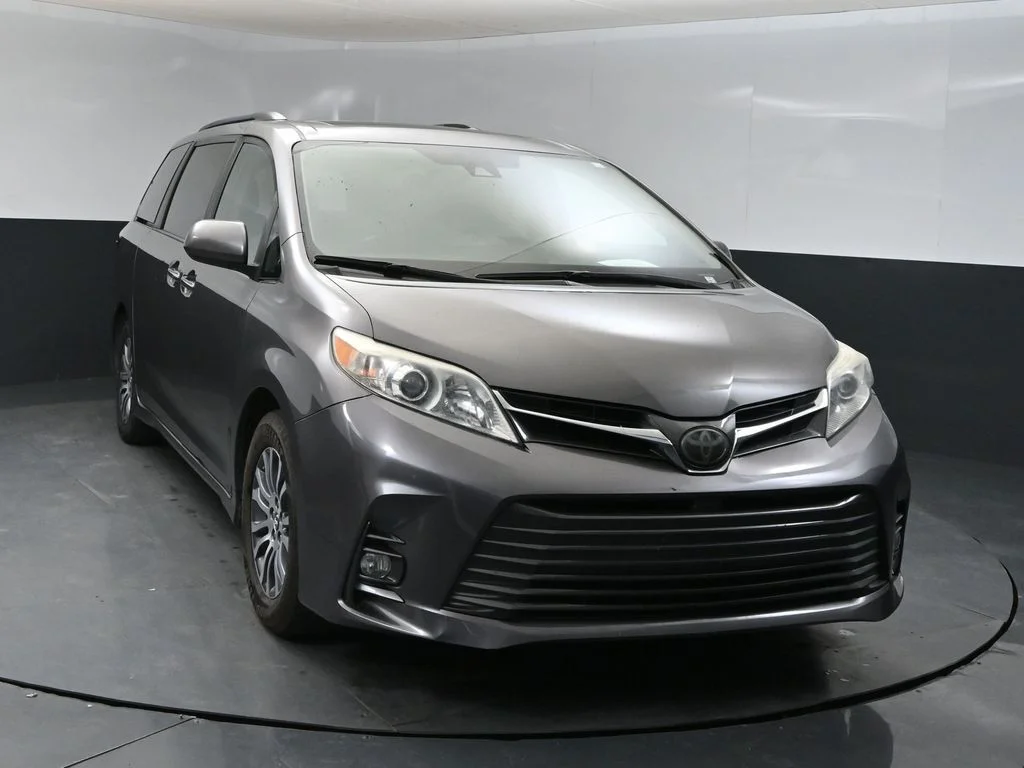 Used 2018 Gray Toyota XLE image 6