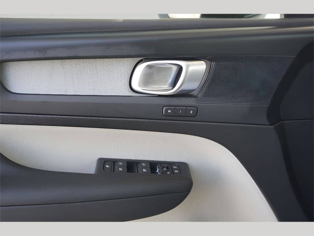 2026 Volvo XC40 Plus - Photo 10