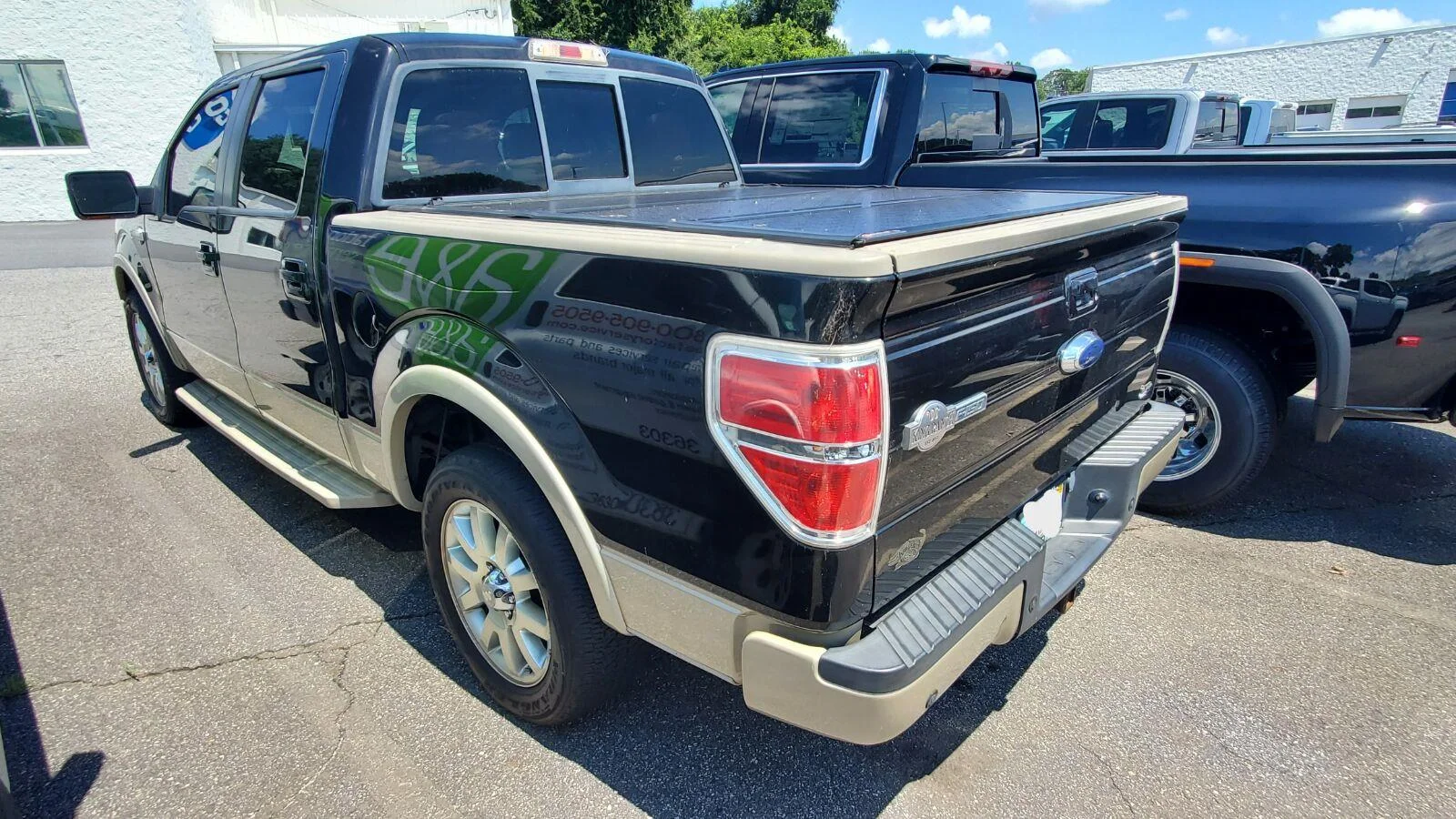 Used 2010 Tuxedo Black Metallic Ford XL image 8