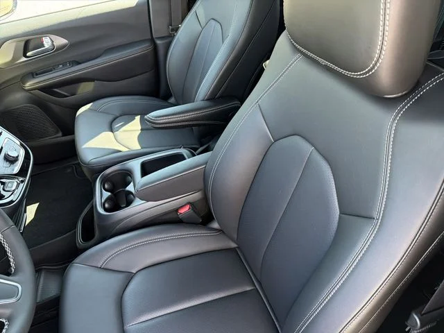 New 2026 Red Hot Pearl-Coat Exterior Paint Chrysler LX image 18