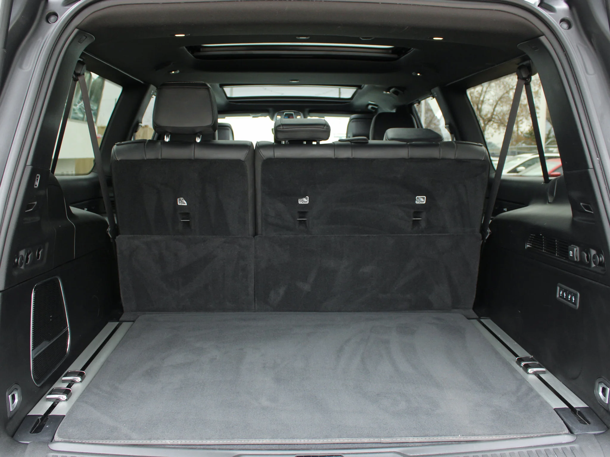 Used 2025 White Jeep Series II Carbide * HD Trailer?Tow | Three Panel Sunroof | 8 Seats | Heated Seats | Apple CarPlay image 23