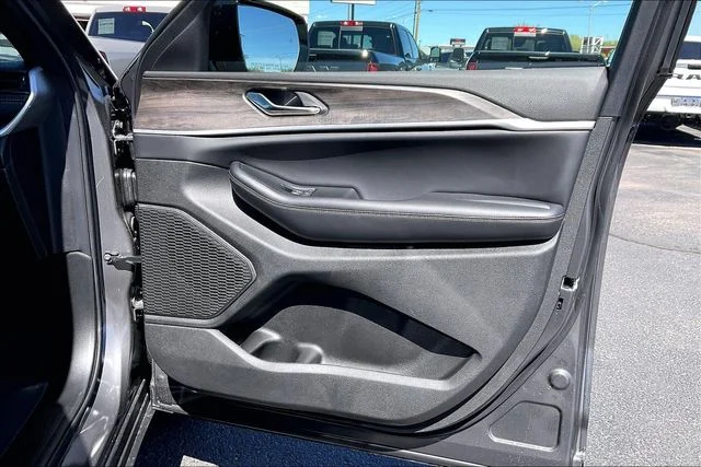 New 2026 Baltic Gray Metallic Clear-Coat Exterior Paint Jeep Laredo Altitude image 31