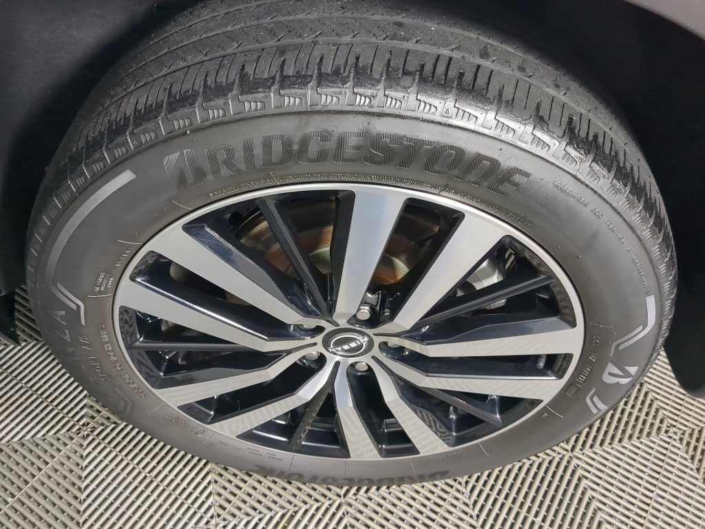 Used 2023 Pearl White Tricoat/Super Black Nissan Platinum image 17